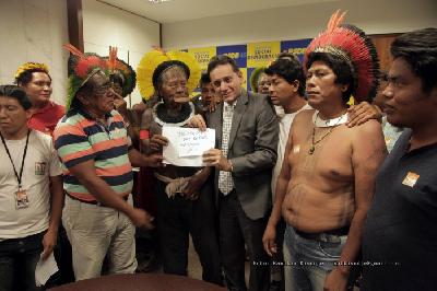 Le Cacique Raoni rencontre le député Nilson Leitão, fossoyeur des peuples indigènes du Brésil