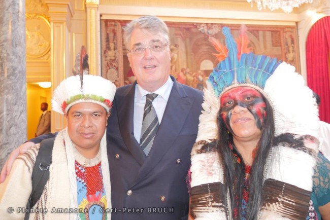 Natanael Vilharva Caceres, Jean-Paul Delevoye, et Valdelice Veron à l’Elysée le 20 juillet 2015