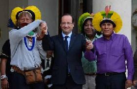 El jefe indígena Raoni recibido por el presidente François Hollande